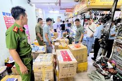 TP. Hồ Chí Minh: Phát hiện nhiều hàng hóa vi phạm tại chợ Nhật Tảo