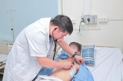 Tưởng chỉ 'ngực hơi lõm', bé trai 13 tuổi bị dị tật chèn ép tim, phổi
