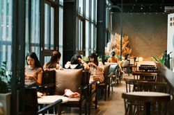 Lo ph&iacute; bản quyền, nhiều qu&aacute;n c&agrave; ph&ecirc; b&aacute;n h&agrave;ng trong 'im lặng'
