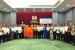 Người có uy tín tham gia giữ vững bình yên nơi ấp, khóm