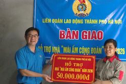 Trao hỗ trợ m&aacute;i ấm c&ocirc;ng đo&agrave;n cho người lao động