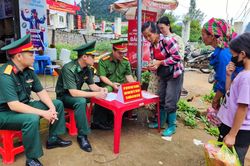 Đồn Biên phòng Lũng Nặm phối hợp tuyên truyền chuyển đổi số cho người dân khu vực biên giới