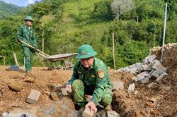 Người c&aacute;n bộ tận tụy tr&ecirc;n c&ocirc;ng trường v&ugrave;ng bi&ecirc;n