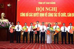 Tỉnh ủy c&ocirc;ng bố c&aacute;c quyết định về c&ocirc;ng t&aacute;c c&aacute;n bộ