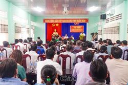 Cử tri T&acirc;n Tiến v&agrave; Lương Thế Tr&acirc;n kiến nghị nhiều vấn đề d&acirc;n sinh