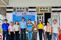 Xã Phước Long bàn giao nhà, tặng quà các gia đình người có công với cách mạng