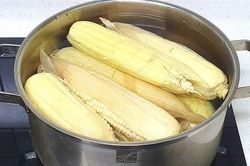 Mẹo luộc ngô dẻo thơm bằng gia vị quen thuộc này