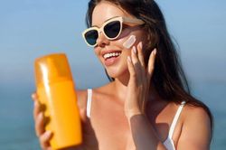 Đừng chỉ nhìn SPF khi mua kem chống nắng: Đây 5 tiêu chí quan trọng khác không thể bỏ qua