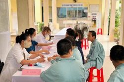 TP Đà Nẵng: Khám sức khỏe miễn phí tại Trung tâm Điều dưỡng người tâm thần Quảng Nam