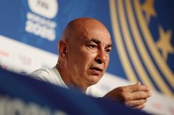 Thua đau Argentina, HLV Ai Cập giận dỗi tố FIFA cứu Messi ở lại World Cup
