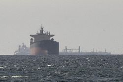 Mỹ mở đợt không kích mới vào Iran, khôi phục trừng phạt dầu mỏ