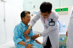 Người đàn ông suýt mất mạng vì xương đâm thủng dạ dày