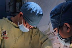 10 giờ vi phẫu cứu 3 ngón tay gần đứt lìa cho nam thanh niên
