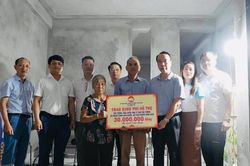 Ủy ban MTTQ Việt Nam xã Thiên Lộc trao kinh phí xây nhà cho hộ cận nghèo