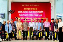 Phường Hoàng Mai khám bệnh, tư vấn sức khỏe, tặng quà 800 đối tượng chính sách