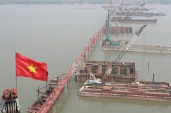 30 mũi thi công tăng tốc hoàn thành dự án cầu Hồng Hà