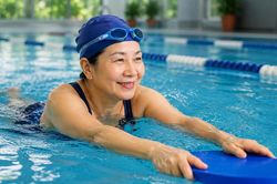 Đi bộ hay bơi lội: Lựa chọn nào phù hợp để giảm mỡ bụng sau tuổi 50?