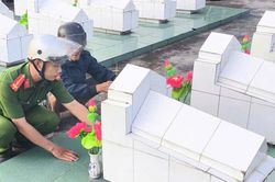 Hỗ trợ người cựu chiến binh bị lạc đường khi đi tìm mộ đồng đội