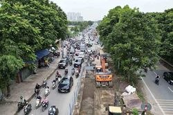 Rào chắn nhiều đoạn đường gom Đại lộ Thăng Long, xe máy được đi vào cao tốc