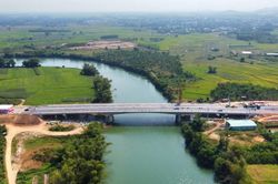 Cầu đã xây nhưng chưa hoàn thành đường dẫn: Nút thắt cần tháo gỡ