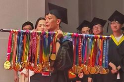 Nam sinh gánh 70 huy chương lên nhận bằng tốt nghiệp