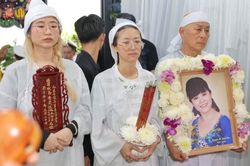 NSND Tạ Minh Tâm và hai con gái tiễn đưa nghệ sĩ Bạch Vân