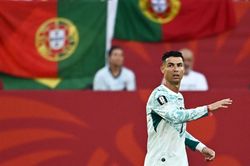Fan Ronaldo xin nghỉ làm sau cú sốc World Cup