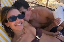 Jessica Alba mặn nồng bên bạn trai kém 11 tuổi
