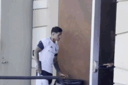 Khoảnh khắc Messi được đồng đội 'hộ tống' gây sốt