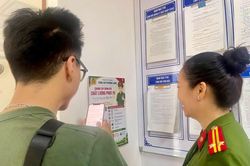 Qu&eacute;t m&atilde; QR chấm điểm chất lượng phục vụ của c&ocirc;ng an