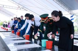 Phó Chủ tịch nước dự Lễ truy điệu và an táng 235 hài cốt liệt sĩ là quân tình nguyện, chuyên gia Việt Nam