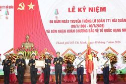 Lữ đoàn 171 đón nhận Huân chương Bảo vệ Tổ quốc hạng Nhất nhân kỷ niệm 60 năm thành lập
