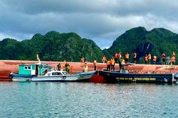 Lật t&agrave;u chở h&agrave;ng tr&ecirc;n v&ugrave;ng biển đặc khu V&acirc;n Đồn, c&ograve;n 2 người mắc kẹt