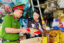 Siết quản l&yacute; thực phẩm từ kh&acirc;u c&ocirc;ng bố đến lưu th&ocirc;ng