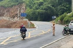 Mưa lớn gây sạt lở, ách tắc nhiều điểm trên Quốc lộ 6 qua tỉnh Điện Biên