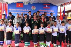 Tặng quà, trao học bổng động viên học sinh nơi biên giới