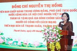 Phó Chủ tịch Quốc hội Nguyễn Thị Hồng thăm, tặng quà gia đình chính sách tại xã Thạnh Xuân