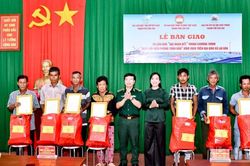 Cần Thơ b&agrave;n giao 30 căn nh&agrave; Đại đo&agrave;n kết cho người ngh&egrave;o khu vực bi&ecirc;n giới biển