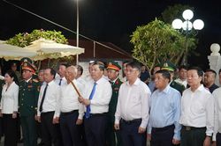 Phó Thủ tướng Thường trực Chính phủ Phạm Gia Túc dự lễ tri ân liệt sĩ Đại đội 45 pháo binh Hà Tĩnh hy sinh tại trận địa pháo Bãi Dừa