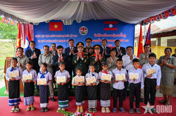 Bộ trưởng Bộ Quốc ph&ograve;ng hai nước Việt Nam - L&agrave;o thăm Trường Tiểu học ở tỉnh Bolykhamxay