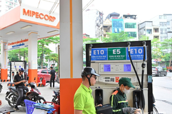 Từ chiều nay (9-7), giá xăng tiếp tục giảm, xăng E10 giảm về sát ngưỡng 20.000 đồng/lít