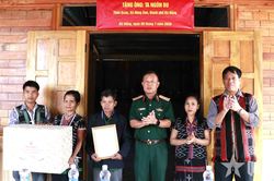Đo&agrave;n Kinh tế - Quốc ph&ograve;ng 737 trao nh&agrave; t&igrave;nh nghĩa tặng gia đ&igrave;nh ch&iacute;nh s&aacute;ch