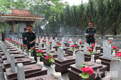 Quân khu 1 dâng hương tri ân các anh hùng liệt sĩ tại Hà Tĩnh và Quảng Trị