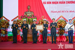 Lữ đo&agrave;n 171 (V&ugrave;ng 2 Hải qu&acirc;n) đ&oacute;n nhận Hu&acirc;n chương Bảo vệ Tổ quốc hạng Nhất