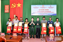 B&agrave;n giao nh&agrave; tặng c&aacute;c gia đ&igrave;nh c&oacute; ho&agrave;n cảnh kh&oacute; khăn khu vực bi&ecirc;n giới biển ở TP Cần Thơ