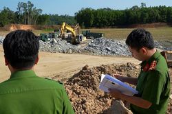 Khởi tố bị can liên quan đến doanh nghiệp bán chui hàng trăm mét khối đất