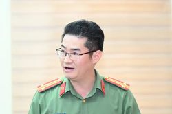 Bị can Nguyễn Hà Duy trực tiếp vào phòng thi để nhắc bài