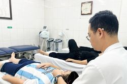 Không tự ý cạo gió, xoa bóp trẻ bị liệt mặt để tránh biến chứng
