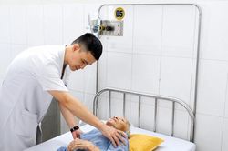 Đau bụng 5 ngày, cụ bà 99 tuổi vỡ ruột thừa nguy kịch