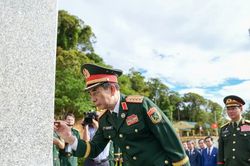 Đại tướng Phan Văn Giang tô son cột mốc biên giới Việt Nam - Lào
